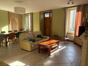 Posezení v ubytování Grande demeure avec parc et WIFI, proche du Mans - FR-1-410-481