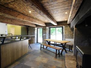 Kuchyň nebo kuchyňský kout v ubytování Maison rénovée 3 ch, billard, jardin, La Bourboule - FR-1-608-295