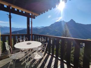 a table and chairs on a balcony with a view of mountains at Appartement T2 Pra-Loup : 4 Pers, Proche Pistes, Balcon Sud - FR-1-804-56 in La Maure