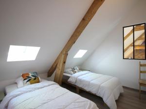 Postel nebo postele na pokoji v ubytování Maison rénovée 3 ch, billard, jardin, La Bourboule - FR-1-608-295