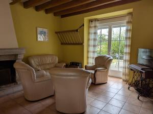 a living room with chairs and a piano at Gîte paisible près d'Orléans, animaux admis, terrasse et jardin - FR-1-590-584 in Vennecy