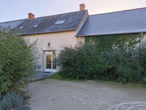 a white brick house with a door and windows at Gîte paisible près d'Orléans, animaux admis, terrasse et jardin - FR-1-590-584 in Vennecy