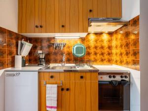 une cuisine avec un évier et une cuisinière dans l'établissement Studio idéal au Chinaillon pour 2 personnes - FR-1-458-258, au Chinaillon