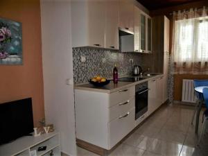 Kuchyň nebo kuchyňský kout v ubytování Two bedroom apartment A4