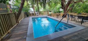 Piscina de la sau aproape de Negril Huts - West End Cliffside Cottages with Sea Access