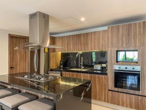 Η κουζίνα ή μικρή κουζίνα στο Luxury Retreat in Puerto Cancun with Rooftop Pool