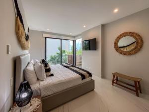 Μια τηλεόραση ή/και κέντρο ψυχαγωγίας στο Luxury Retreat in Puerto Cancun with Rooftop Pool +38 φωτογραφίες