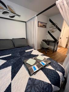 un dormitorio con una cama y un escritorio en 2BD STATE FAIR l DT Dallas l FIFA READY l 5 Min from Love Field, en Dallas