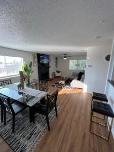 Un comedor y una sala de estar con mesa y sillas. en 2BD STATE FAIR l DT Dallas l FIFA READY l 5 Min from Love Field, en Dallas