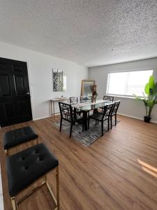 Un comedor con mesa y sillas en 2BD STATE FAIR l DT Dallas l FIFA READY l 5 Min from Love Field, en Dallas 20 fotos más