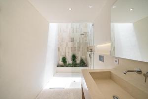 baño blanco con lavabo y ventana en Villa Jaran - NEW 2BR Uluwatu Escape with Rooftop, Near Beaches!, en Uluwatu 74 fotos más