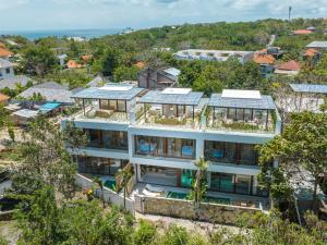 una vista aérea de una casa con muchas ventanas en Villa Jaran - NEW 2BR Uluwatu Escape with Rooftop, Near Beaches!, en Uluwatu