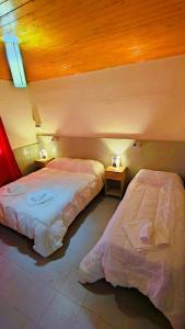 two beds sitting next to each other in a bedroom at Departamento ITATI in General Alvear