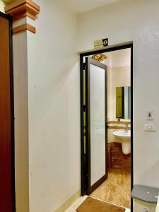 una puerta abierta a un baño con lavabo en Nhat Sapa Hostel, en Sa Pa 38 fotos más