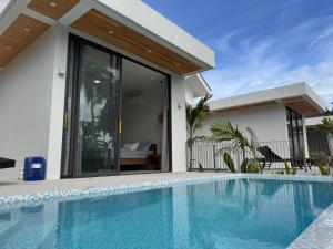 ein Swimmingpool vor einem Haus in der Unterkunft Modern Pool Villa Escape in Koh Phangan in Ko Phangan + 7 Fotos