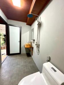 Bilik mandi di Tavan Chopai Homestay