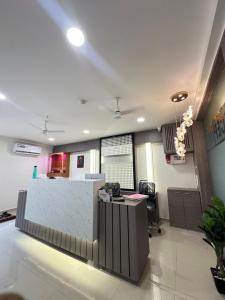 an office with a reception desk in a room at Hotel Royal Elite in Vapi