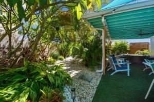 Zahrada ubytování Luxury Home with Hot Tub & Outdoor Oasis blocks from the Beach