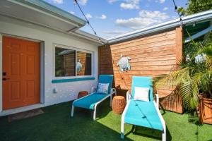 Zahrada ubytování Luxury Home with Hot Tub & Outdoor Oasis blocks from the Beach + 65 fotografií