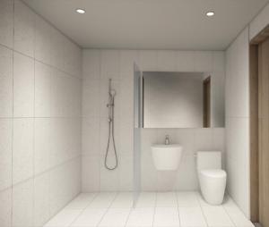 une salle de bain blanche avec douche et toilettes dans l'établissement MORF Stay, à Séoul