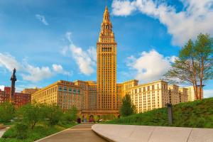 Un edificio alto con una torre de reloj en la parte superior. en Downtown Luxe Suite Rock Hall, Casino, Stadiums, en Cleveland