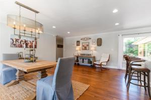 een eetkamer en woonkamer met een tafel en stoelen bij 3926 Pineview Smyrna in Vinings