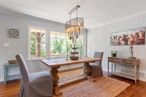 een eetkamer met een tafel en stoelen bij 3926 Pineview Smyrna in Vinings +34 foto's