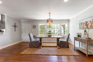 een eetkamer met een tafel en stoelen bij 3926 Pineview Smyrna in Vinings