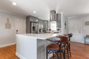 een keuken met een wit aanrecht en krukken bij 3926 Pineview Smyrna in Vinings