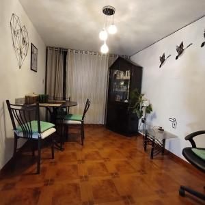 ein Wohnzimmer mit Esstisch und Stühlen in der Unterkunft Apart Madrid Yanahuara in Arequipa