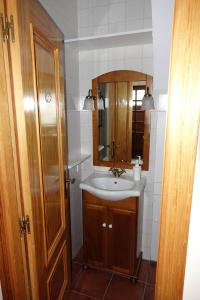 a bathroom with a sink and a mirror at Casa Rural del Sol in Zamarramala