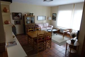 a living room with a table and a couch at Casa Rural del Sol in Zamarramala