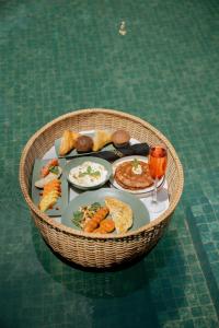 Una bandeja de comida en una mesa junto a una piscina. en Serendipity Mirissa, en Mirissa 37 fotos más