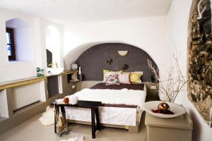 a bedroom with a bed with a large headboard at CottageNumber9 in Leiben