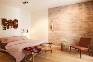 A bed or beds in a room at DestinationBCN Universitat Apartments Még 37 kép