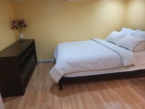 Katil atau katil-katil dalam bilik di 75 inch high mud house with separate entrance and exit, one bedroom, one living room, private bathroom, there is a cute cat, a few minutes walk to many restaurants, 8 minutes drive to the big waterfall