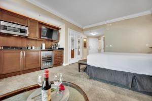 a bedroom with a bed and a kitchen and a table at Sakura Serenity-View-No Resort Fee in Las Vegas