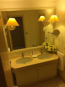 プンタ・アーラにあるGolf Hotel Punta Ala Apartmentsの洗面台が2つと大きな鏡があるバスルーム