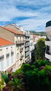 une vue d'une ville avec des bâtiments et des arbres dans l'établissement Ciel de Cannes, à Cannes