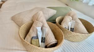 twee manden op een bed met tandenborstels erin bij 民泊&guest house NOOK NOOK ディズニーまで往路のみ無料送迎 in Tokyo