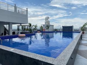 a large swimming pool on top of a building at Macalline Residence in Angeles