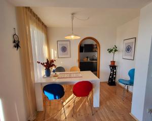 O bucătărie sau chicinetă la Deck-Apartment next to the forest +32 fotografii