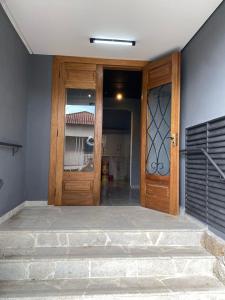 una puerta de entrada de una casa con escalera en Flat Slim Próximo São Francisco e UFSJ Santo Antônio, en São João del Rei