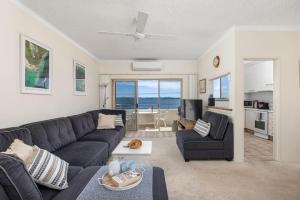 una sala de estar con un sofá y una mesa en Del Rae Waterfront Shoal Bay, en Shoal Bay 11 fotos más