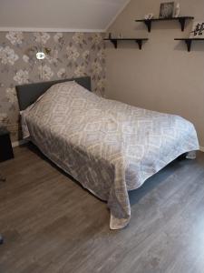 Un pat sau paturi într-o cameră la Stor villa i lantlig miljö i Torvallaby Östersund Jämtland