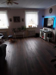 Un televizor și/sau centru de divertisment la Stor villa i lantlig miljö i Torvallaby Östersund Jämtland +24 fotografii