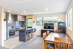 Кухня или мини-кухня в Kakabeak - Lifestyle Living in Golden Bay
