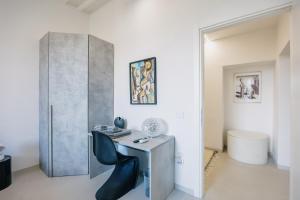 a room with a desk with a chair and a mirror at Palace d'Art - Centro Storico di Arezzo in Arezzo +29 photos