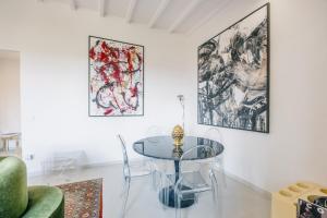 a dining room with a glass table and chairs at Palace d'Art - Centro Storico di Arezzo in Arezzo