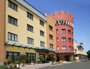 un edificio con una torre a un lado. en Hotel il Castelletto, en Casarile